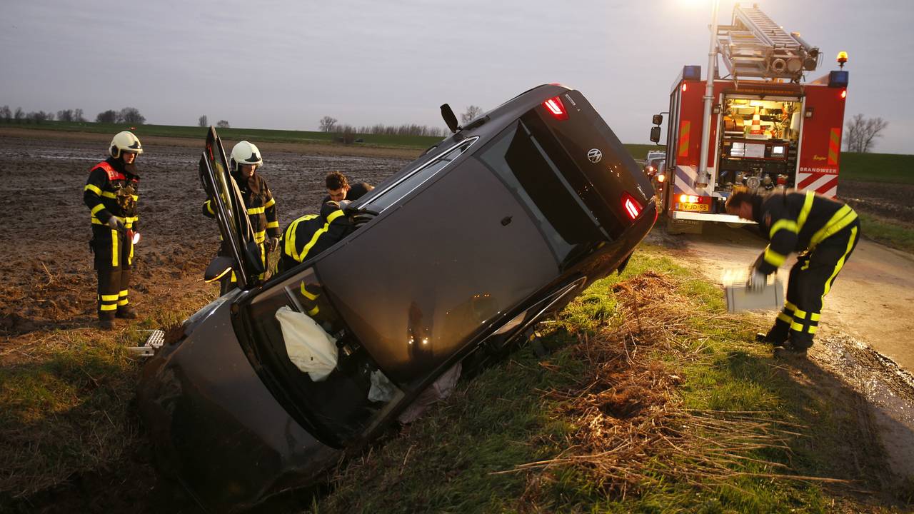 Auto op zijkant in sloot Drimmelen. (foto: Marcel van Dorst/SQ Vision)