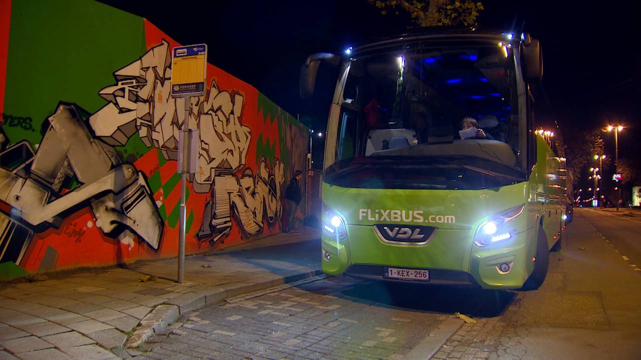 De eerste Flixbus staat klaar voor vertrek naar Groningen.