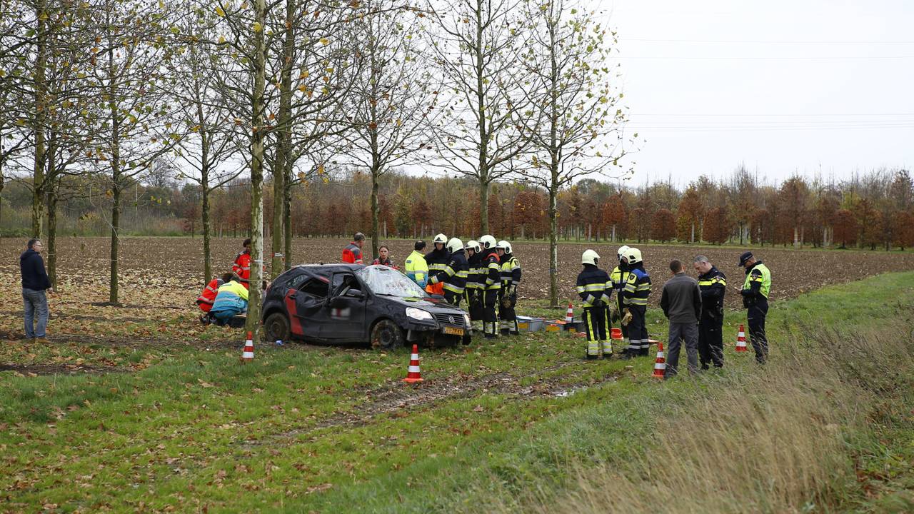 Twee inzittenden raakten gewond. (foto: Saskia Kusters/Sk-Media)