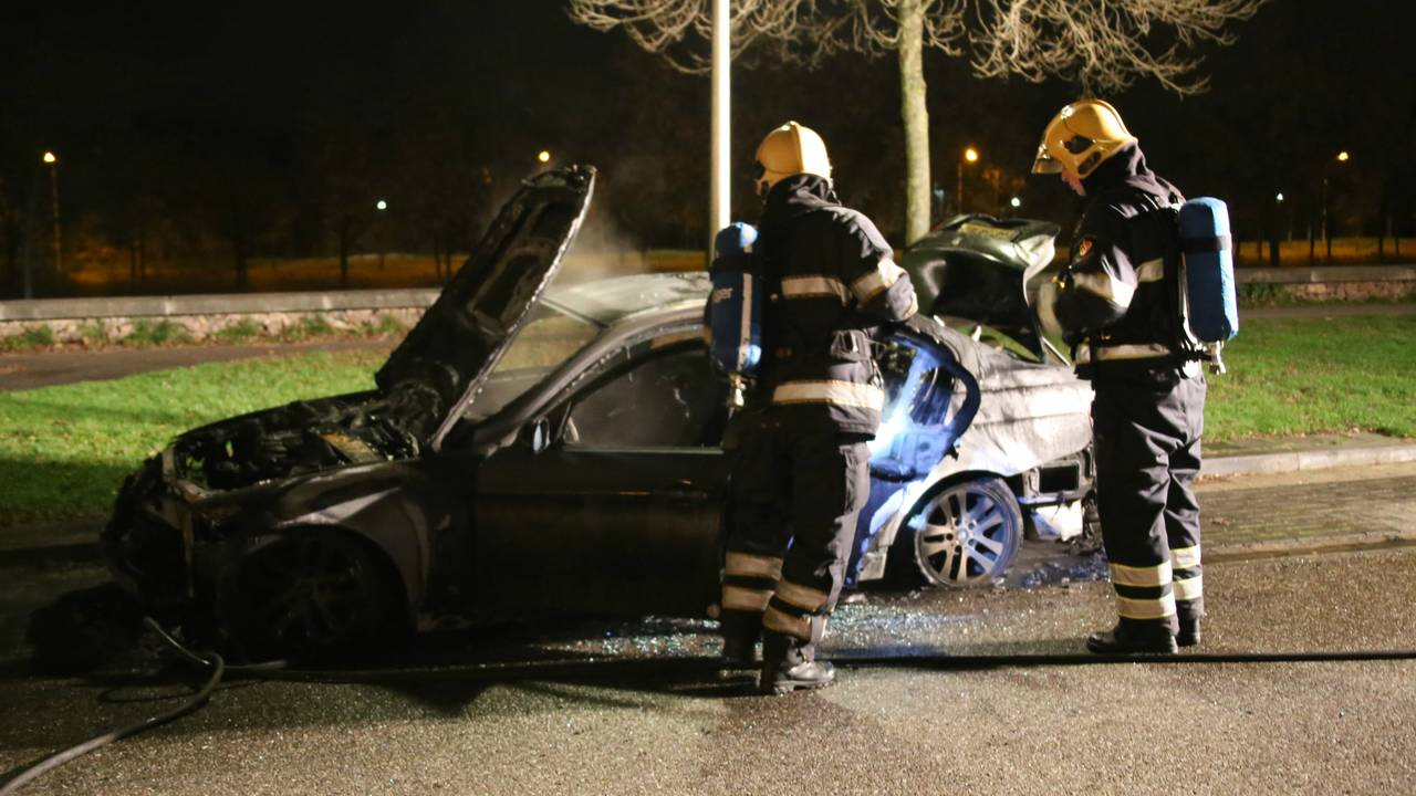 Buren horen knallen: auto in brand. (Foto: AS Media)