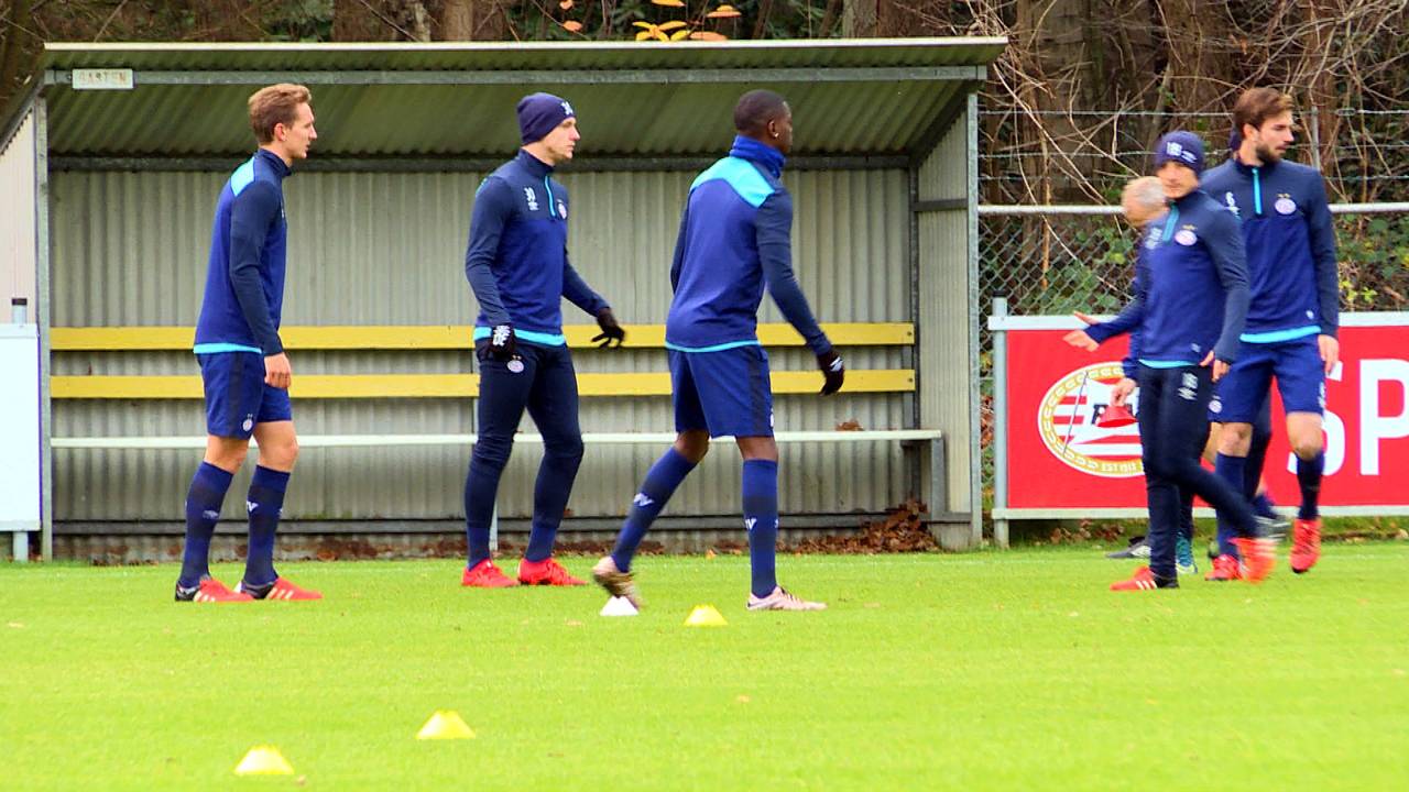 Jordy de Wijs (2e van links) en Nicolas Isimat-Mirin (3e) tijdens de laatste training van PSV