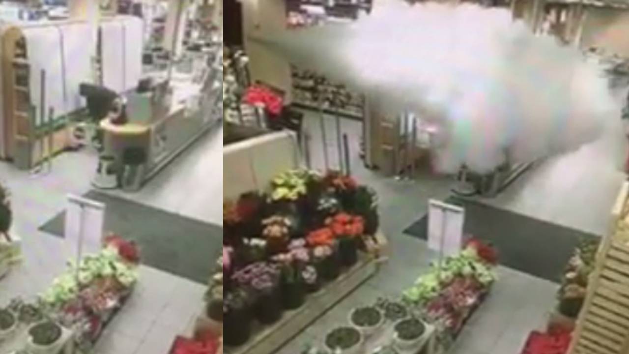 Inbreker krijgt witte rook over zich heen (bron: AH Cassadraplein / Facebook)