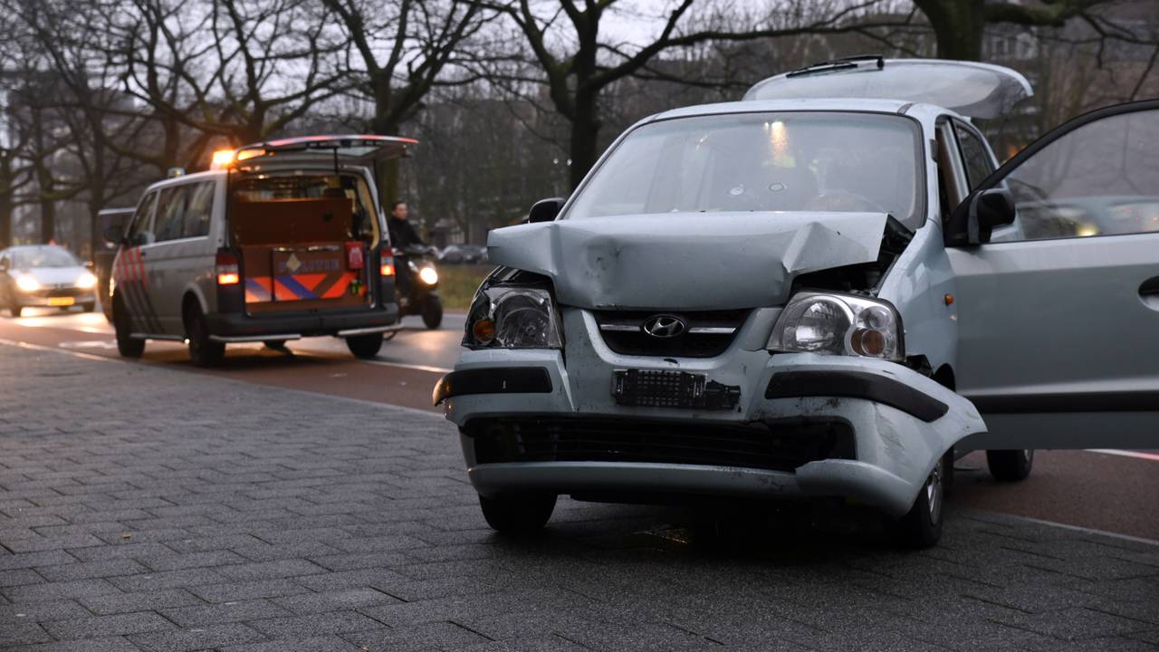 Twee van de auto's raakten zwaar beschadigd. Foto Tom van der Put/SQVision