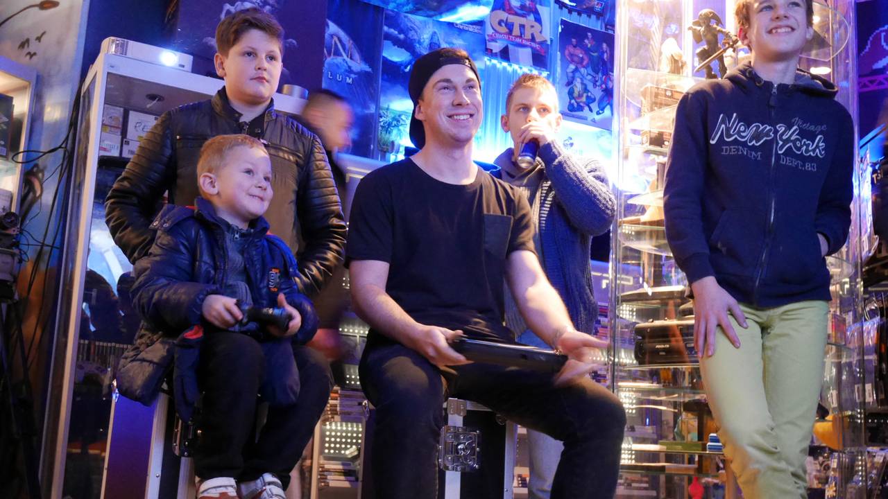 Hardwell speelt Mario Kart. Foto Perry Roovers/MaRicMedia