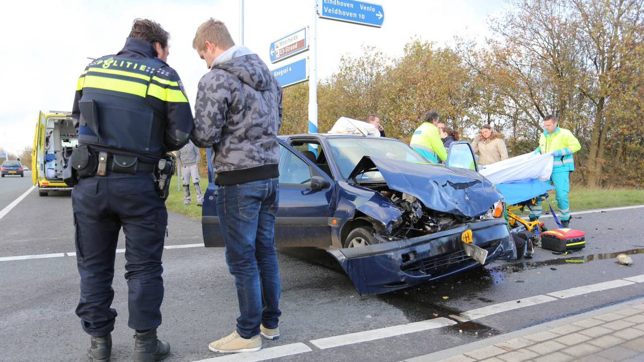 Twee gewonden bij een botsing op de N397 bij Eersel. (Foto: SQ Vision Mediaprodukties)