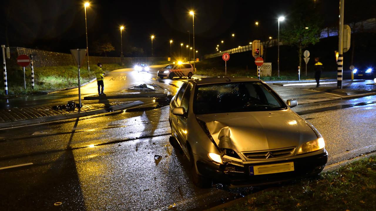 De auto knalde op het stoplicht. (Foto: Rob de Haas/Mainstay Media Breda)