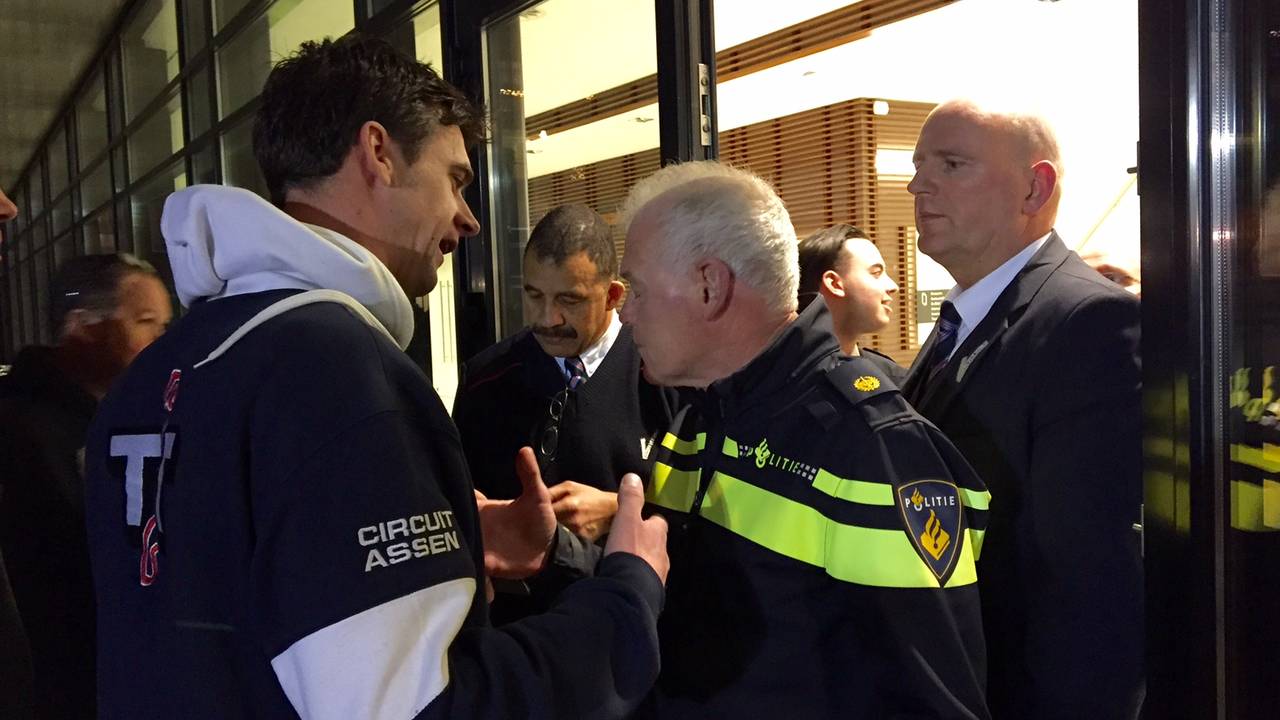 De bijeenkomst verliep rustig (foto: René van Hoof)