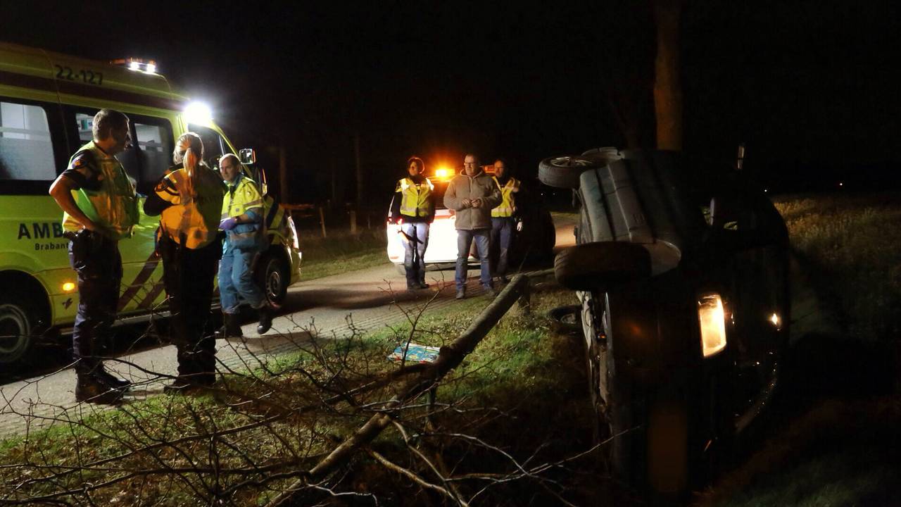 Bestelbus raakt van de weg in Casteren, bestuurder met hoofdletsel naar ziekenhuis (Foto: SQ Vision)