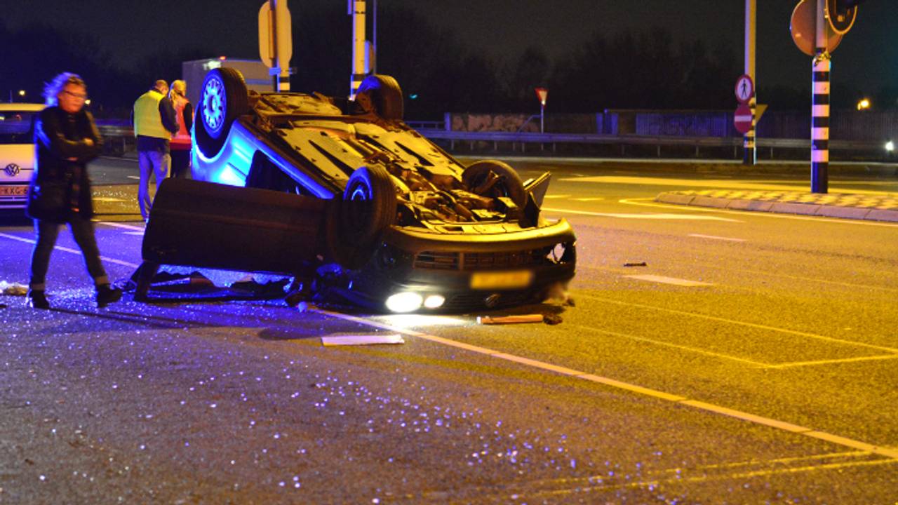 Auto op de kop (foto: Rob de Haas - Mainstay Media Breda)