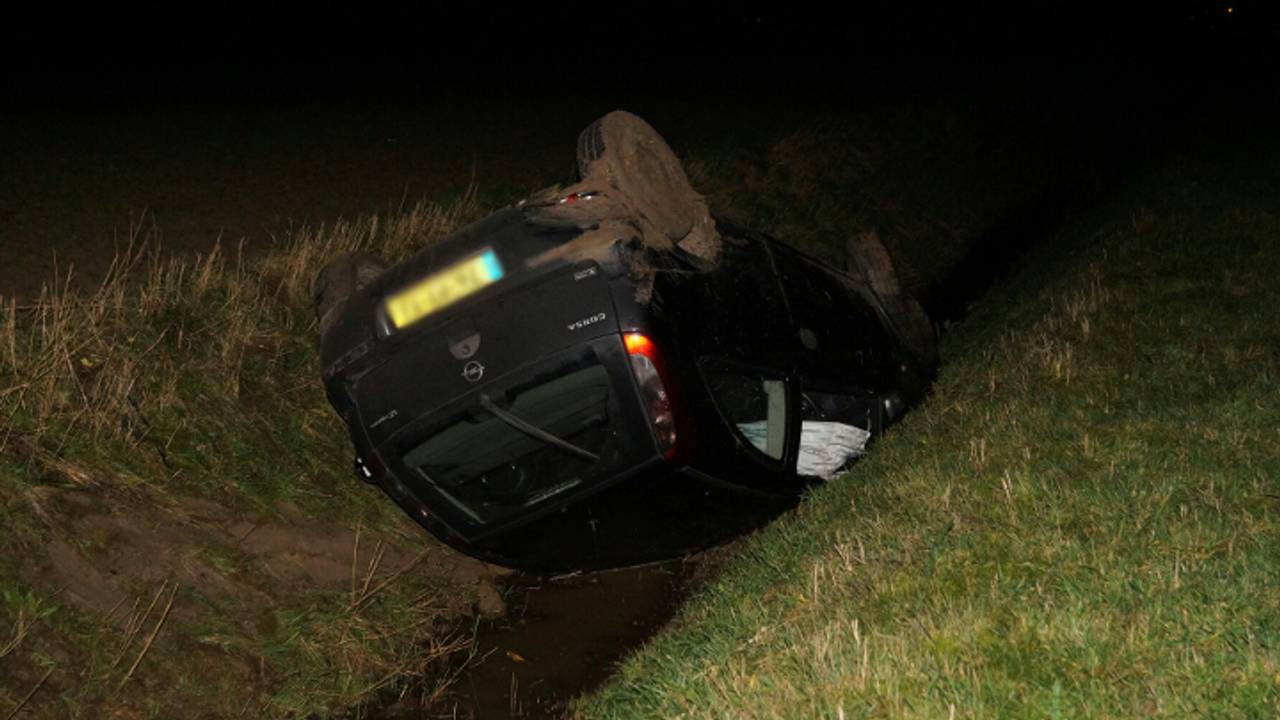 Auto in de sloot (foto: Anja van Beek / FPMB)