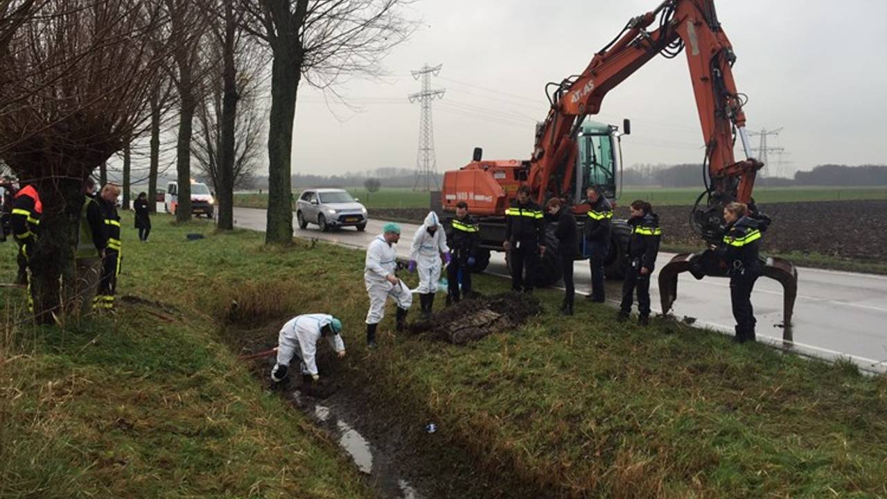 De politie deed vorige week onderzoek in de sloot (Foto: Erik Peeters)