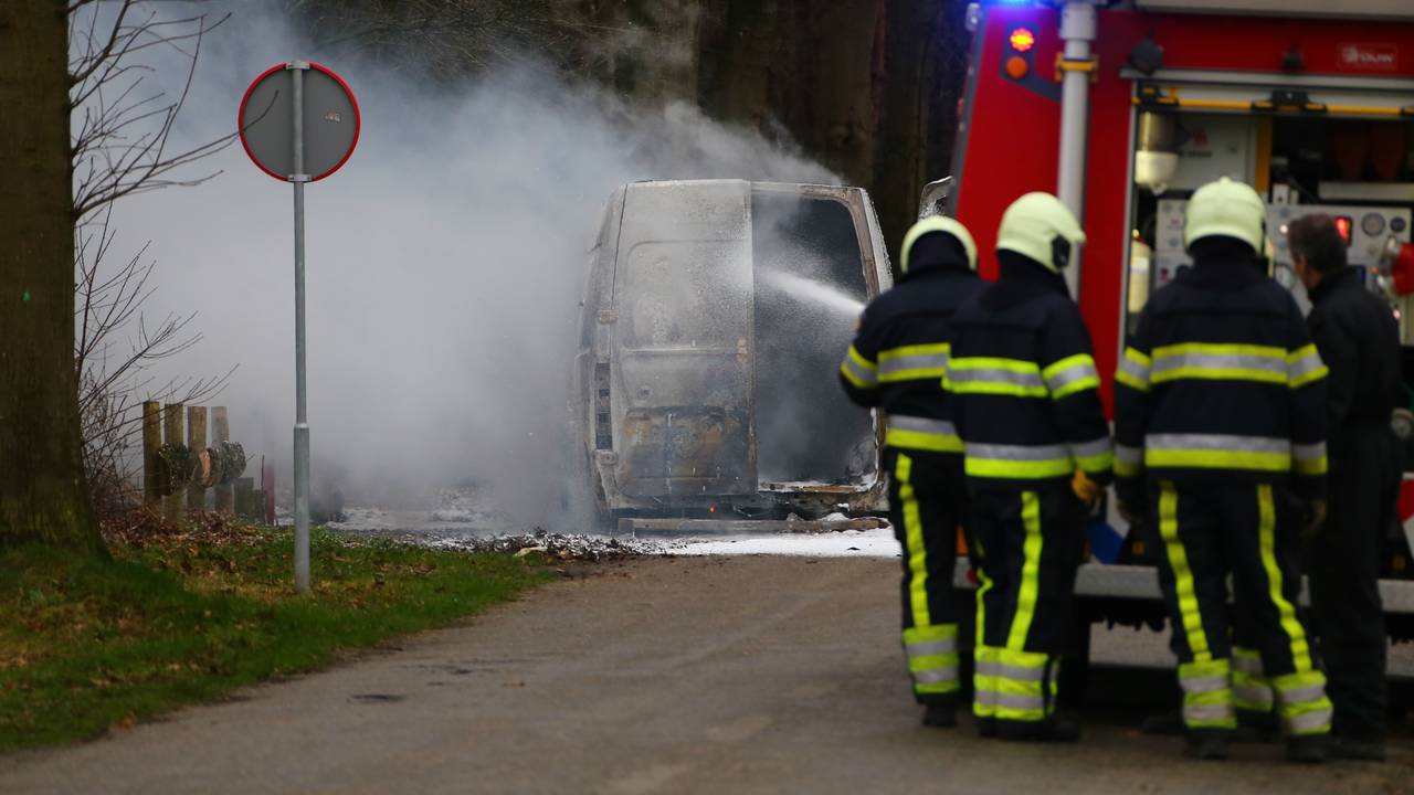 De bestelbus aan de Zevenbergseweg in Berghem (Foto:Charles Mallo / SQ Vision)