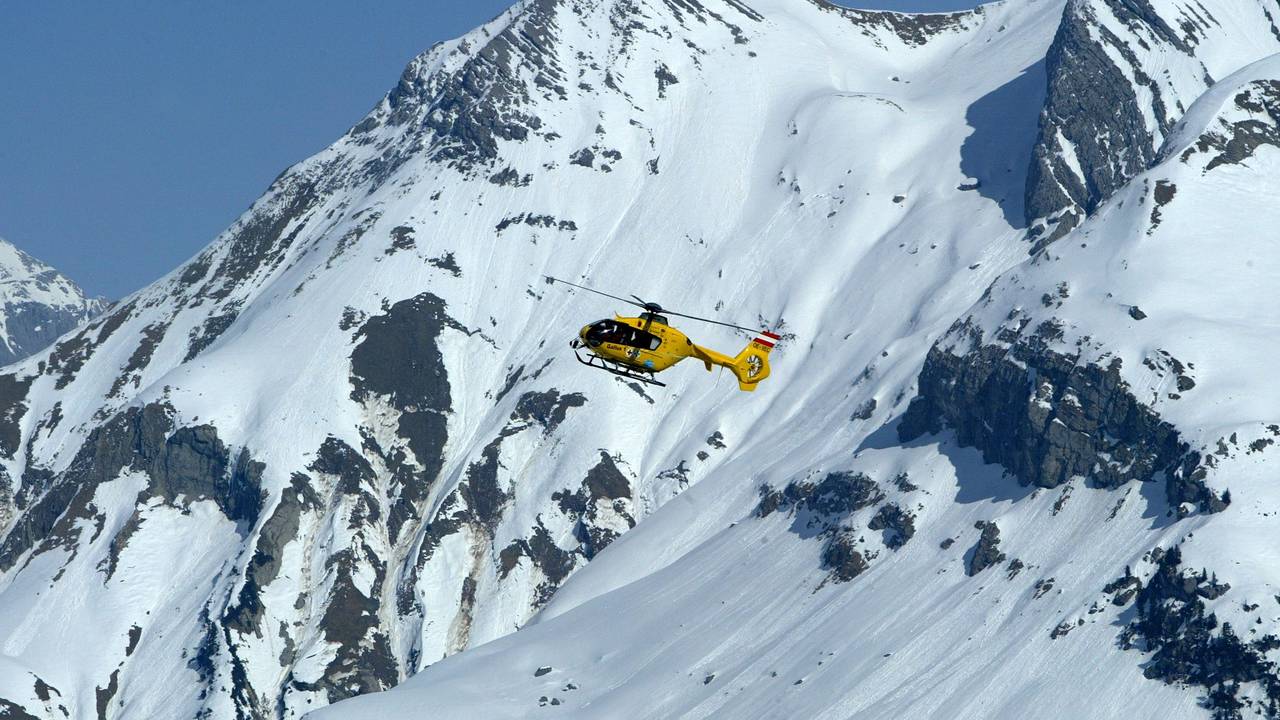Een traumahelikopter bracht de slachtoffers naar een ziekenhuis (Foto: ANP)