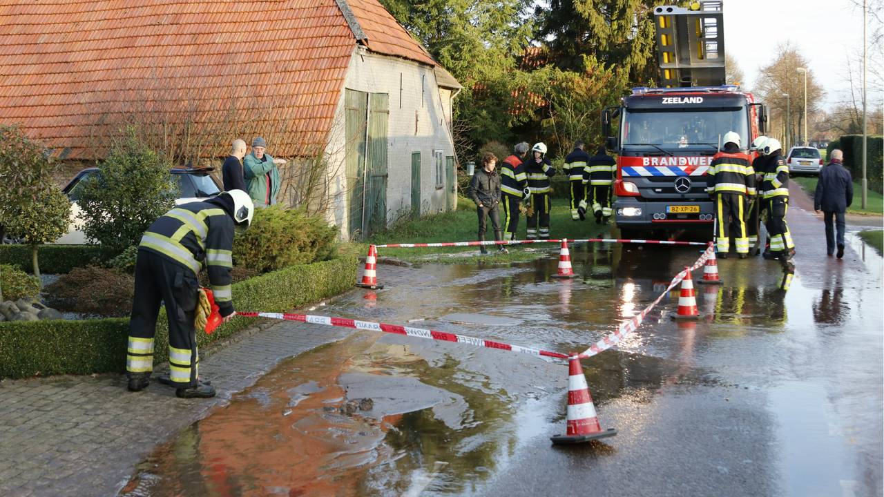 De straat staat blank in Zeeland. (Foto: GinoPress)