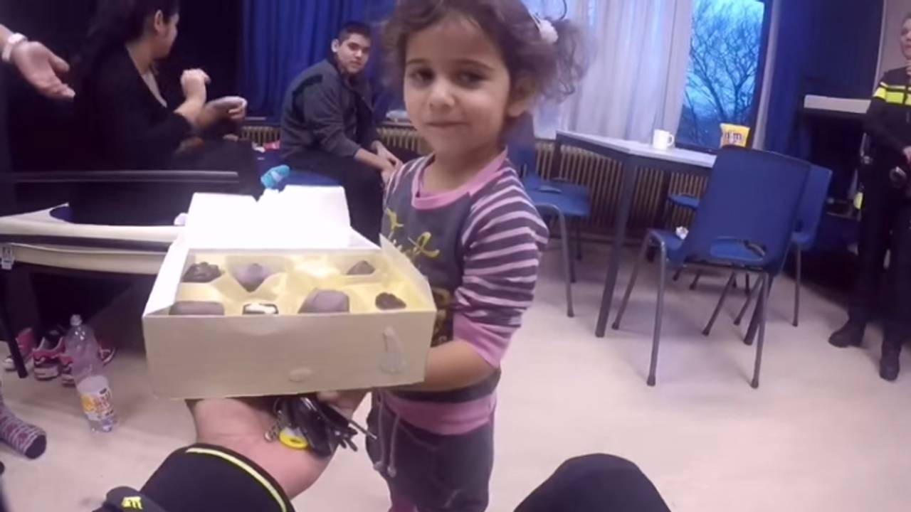 Wat lekkers voor meisje in azc Budel (bron: Politie / YouTube)