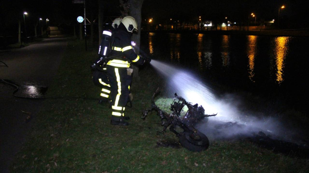 Scooter uitgebrand (foto: Rick de Haan/ Stuve Fotografie)