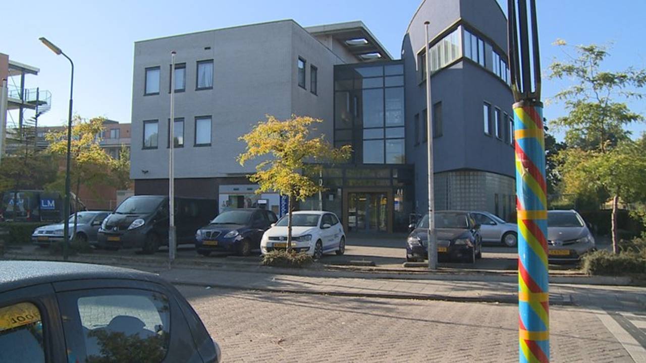 Vluchtelingen werden tijdelijk opgevangen in een leegstaand pand van de Rabobank in Woudrichem.