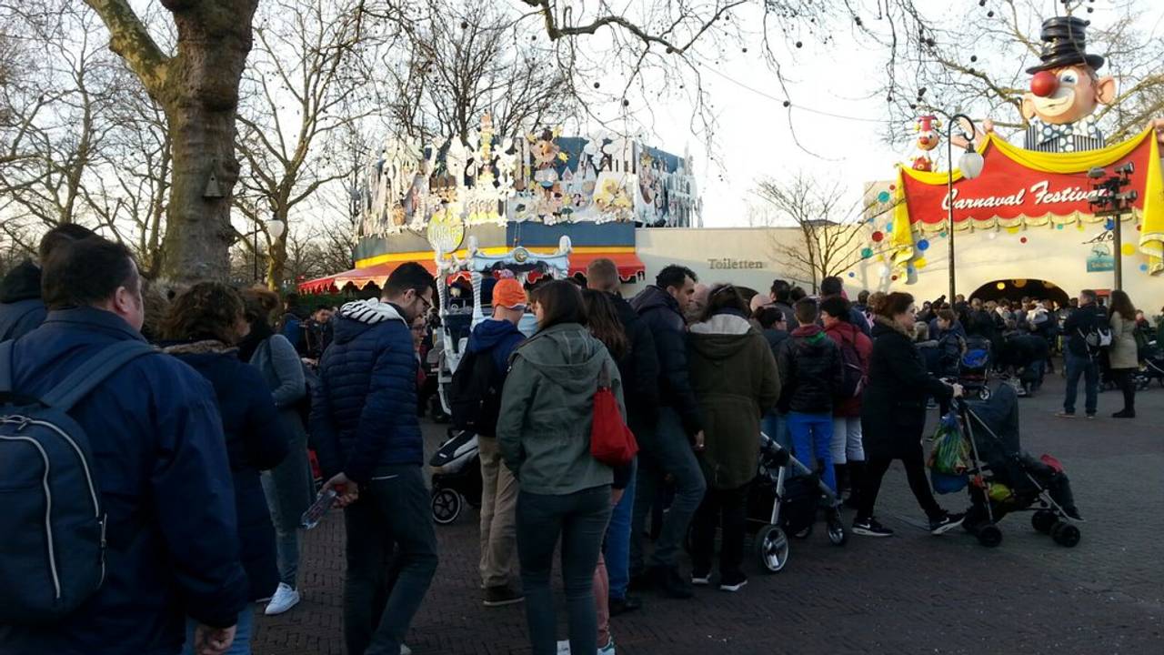 Lange wachtrijen bij veel attracties (Foto: @sannevangalen)
