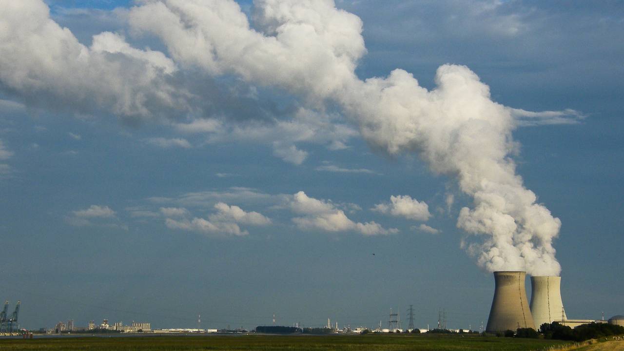 Kerncentrale Doel bij Ossendrecht in bedrijf