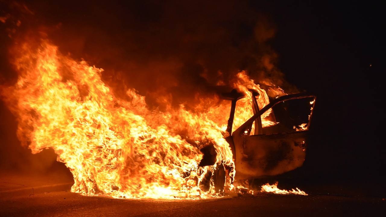 Autobrand Veen voor berucht café. (foto: Joost Korporaal/FPMB)