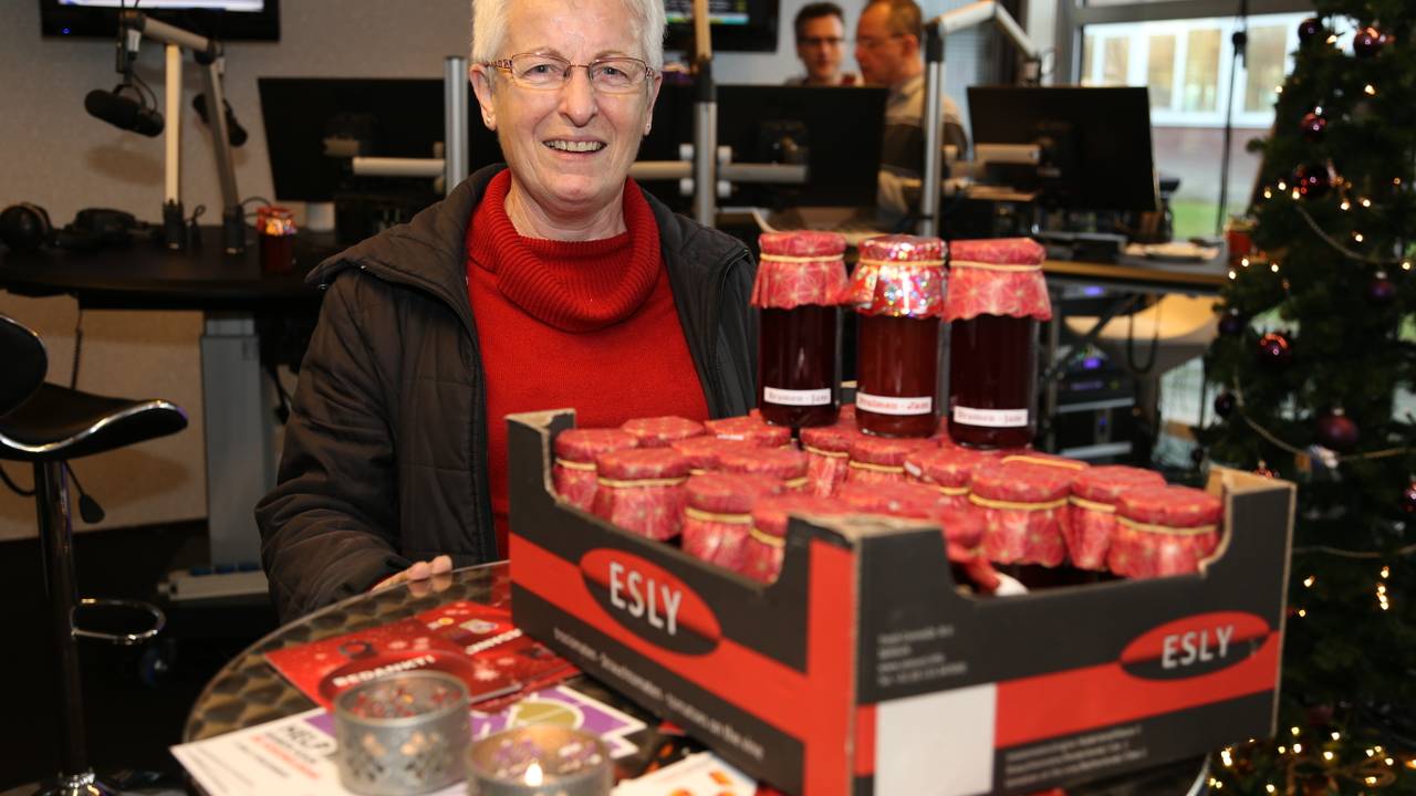 Maria van Dooren brengt vijftig potjes jam. (foto: Karin Kamp)