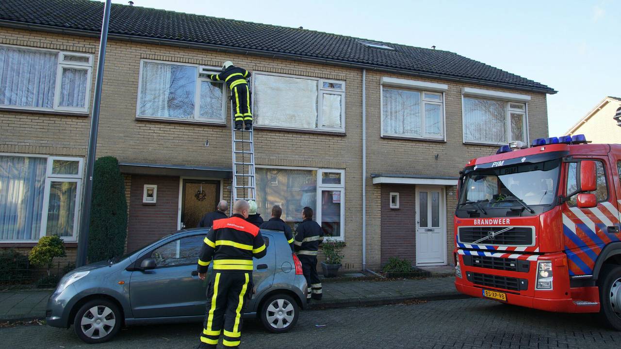 Brandweer kon binnenkomen door een klepraam (foto: Martijn van Bijnen / FPMB).