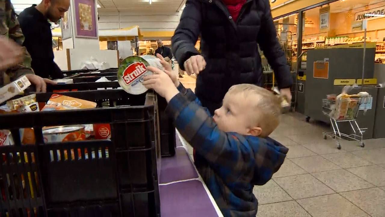Jong en oud doneren voor de voedselbank
