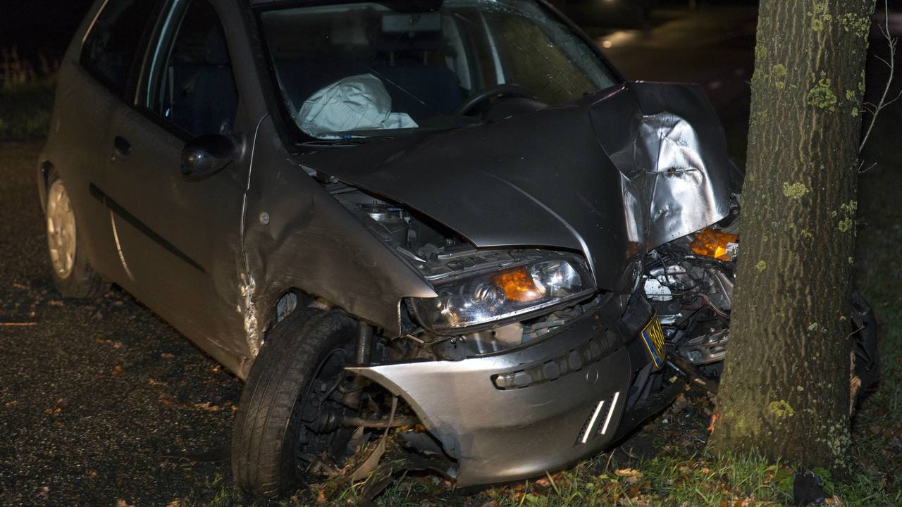 De vrouw raakte de boom na een andere boom geschampt te hebben. (Foto: SK-Media).