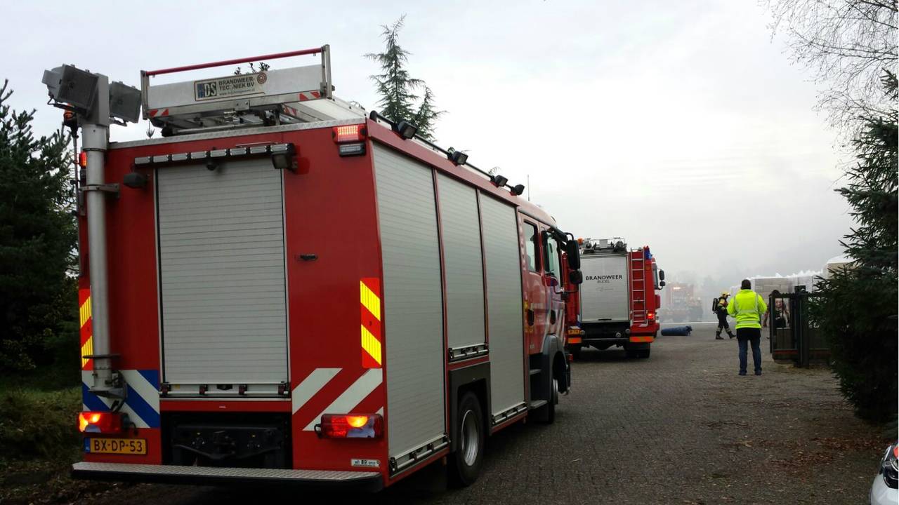 De brand zorgde voor veel rook.(Foto: Johan Bloemers/SQ Vision).
