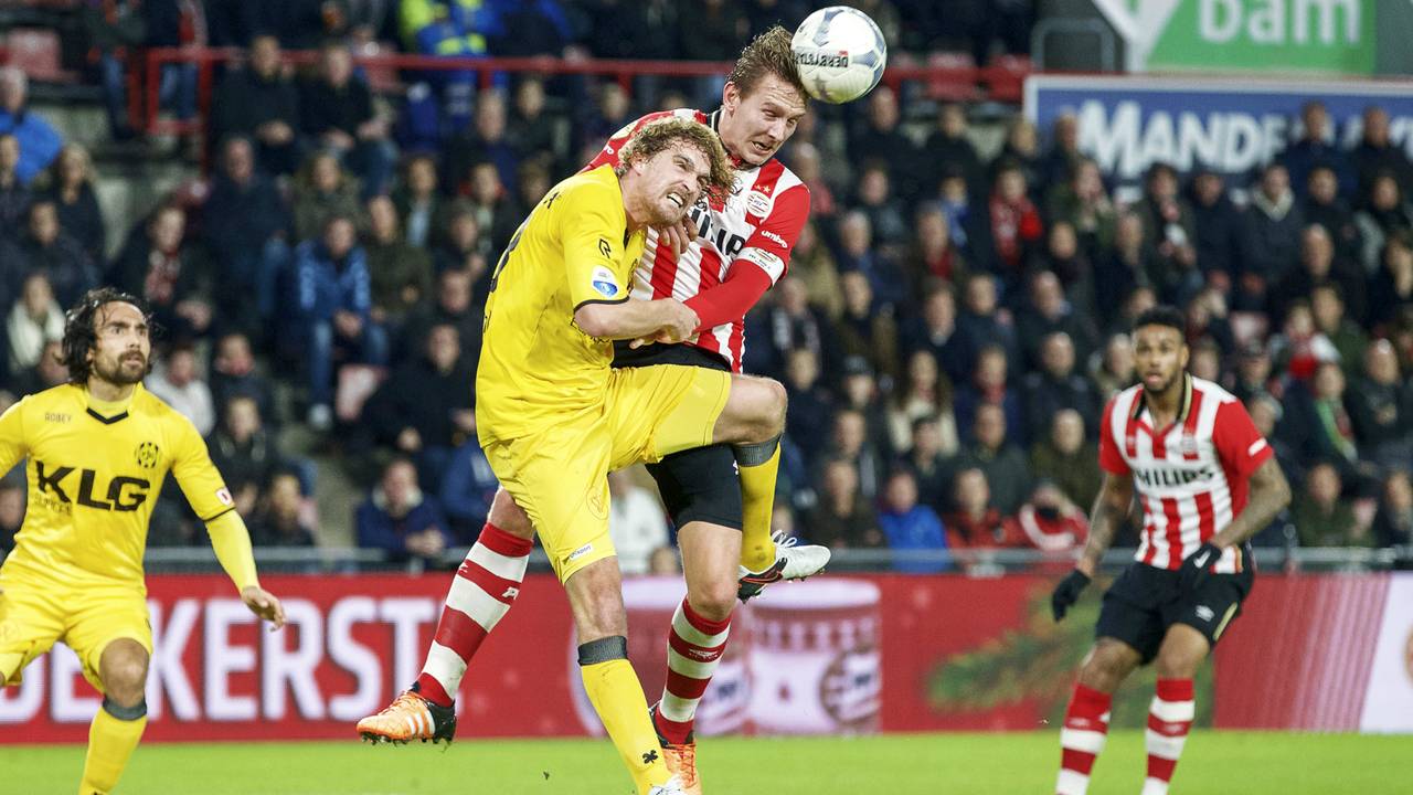 Een verbeten duel om de bal tussen Arjan Swinkels (l.) en PSV'er Luuk de Jong (VI-Images)