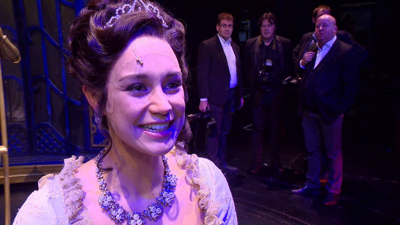 Musicalster Anouk Maas uit Tilburg verrast Joop van den Ende.