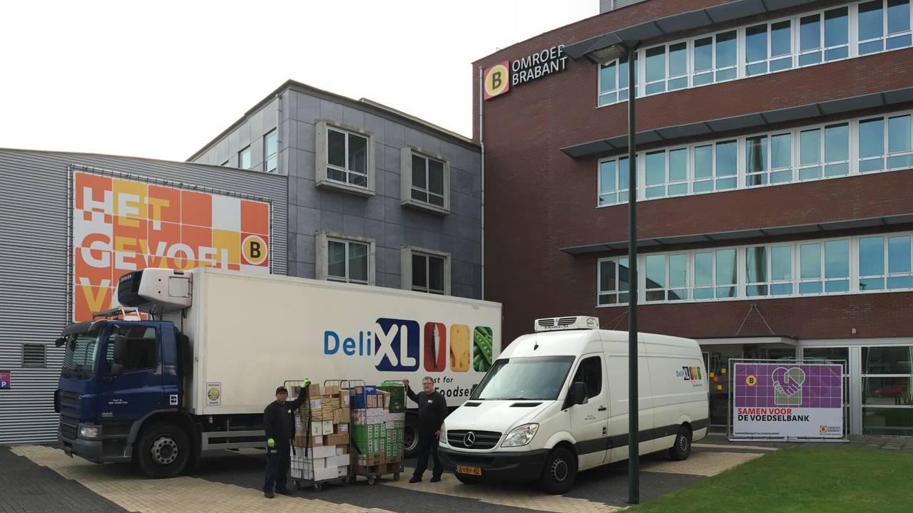 Vrachtwagen en busje vol met producten. (Foto: Bart van Hoof)