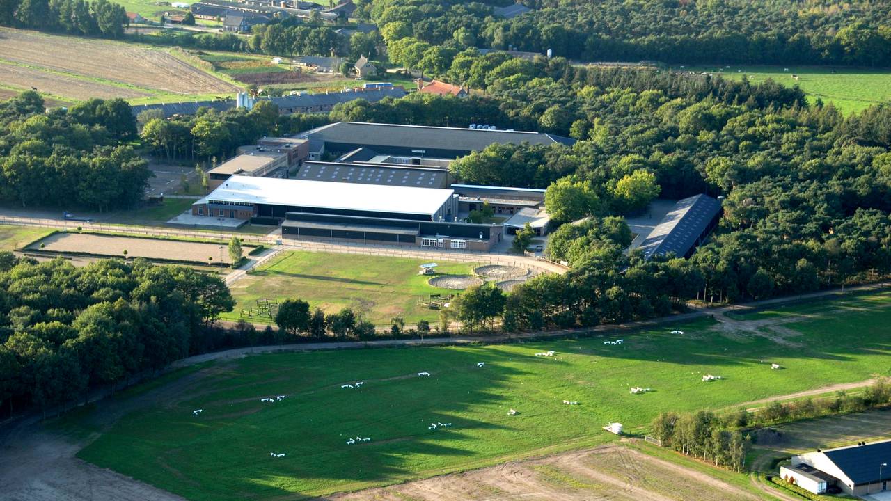Het complex van NHB Deurne, gezien vanuit de lucht