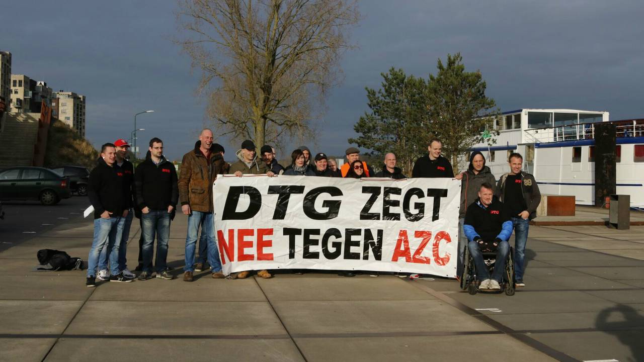 Een kleine groep demonstreerde tegen een azc. (Foto: Marco fotografie)