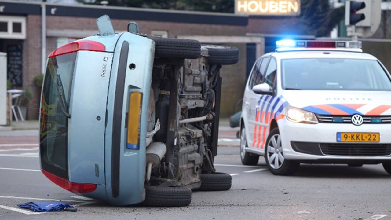 Auto op zijn kant (foto: Rob Engelaar/Infocus Media)