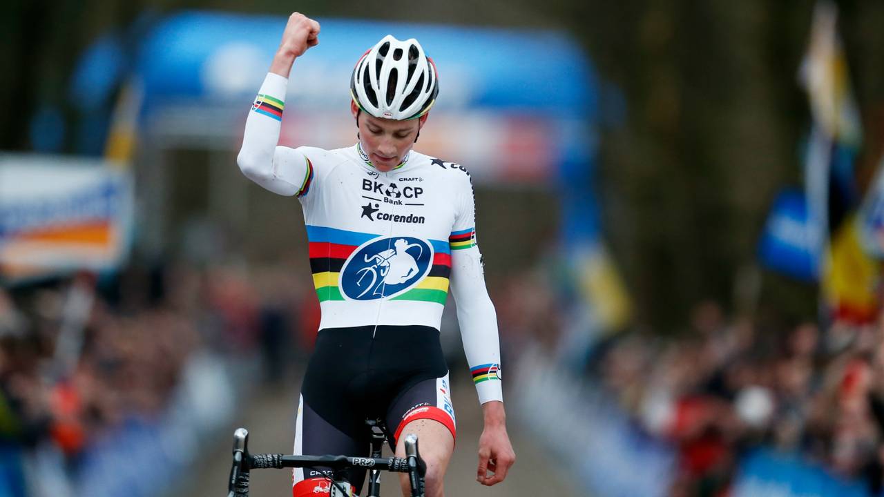 Mathieu van der Poel wint NK veldrijden in Hellendoorn (foto: ANP)