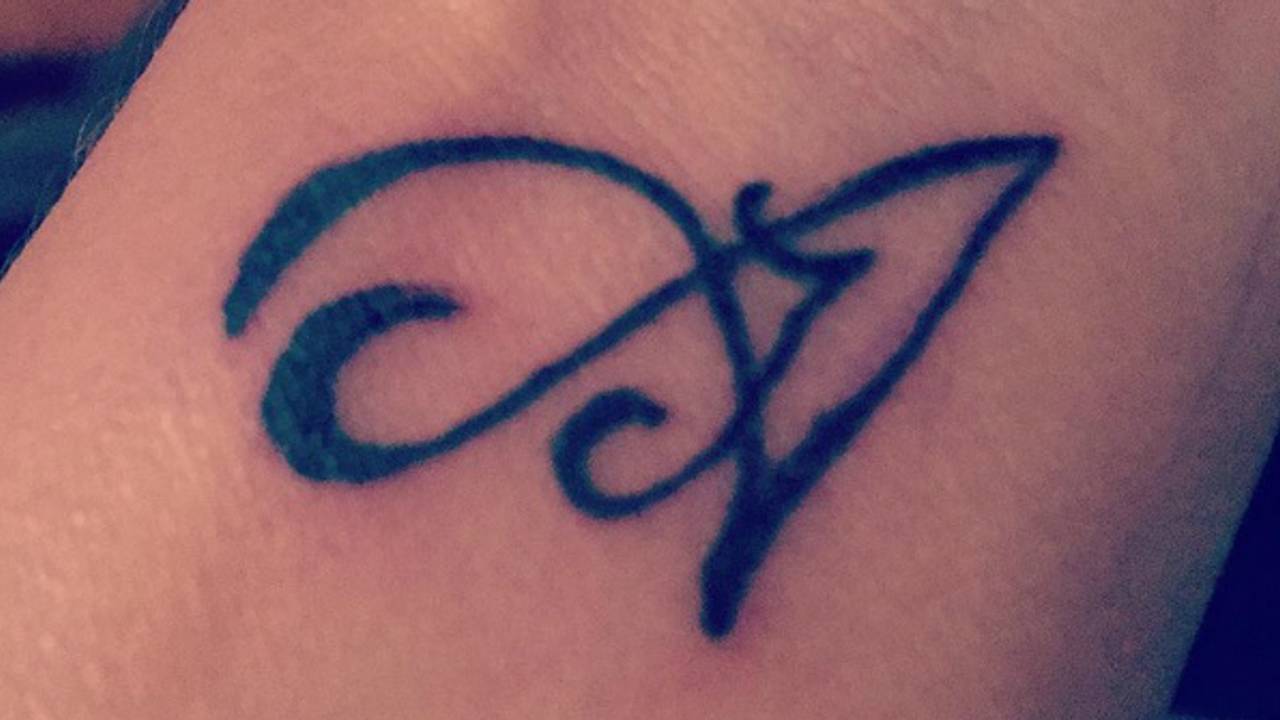 Isa Hoes vereeuwigt liefde voor Antonie Kamerling in tattoo Omroep