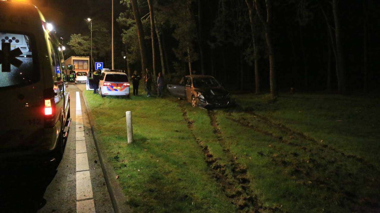 Auto vliegt van weg A67 bij Asten. (foto: SQ Vision)