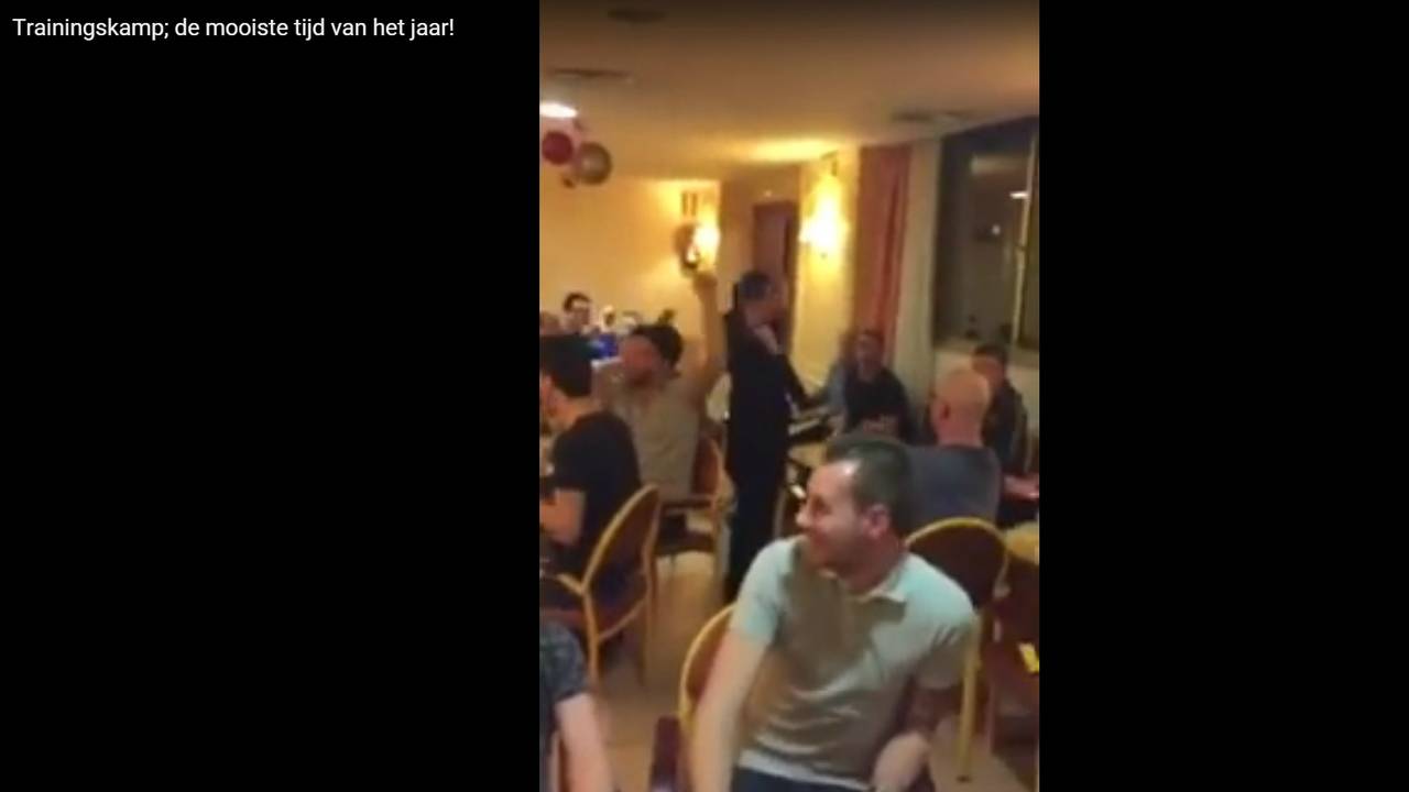 Spelers Wilhelmina '26 maken de Spaanse hotelmanager gek met hun gezang.