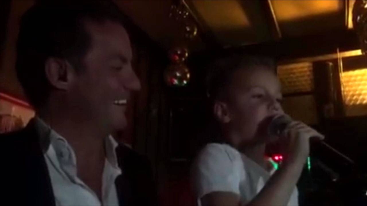 Timo en John de Bever tijdens het optreden. (Beeld: John de Bever/Facebook)