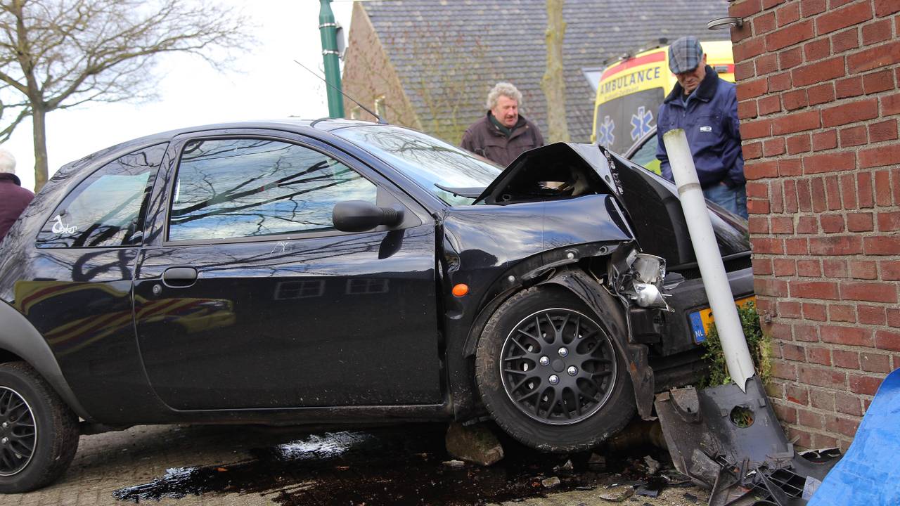 Auto rijdt tegen huis aan in Heeze. (foto: Rob Engelaar/InFocus Media)