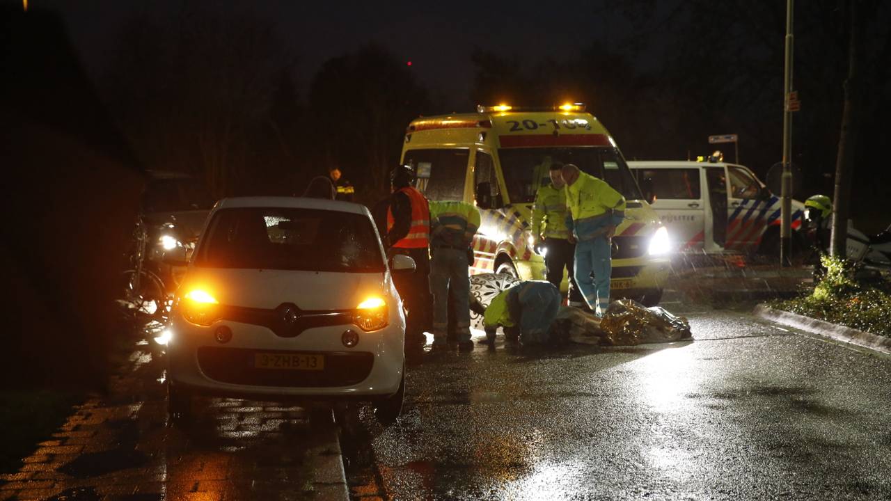 Ambulancepersoneel behandelt het slachtoffer. (Foto: Christian Traets/ SQ Vision)