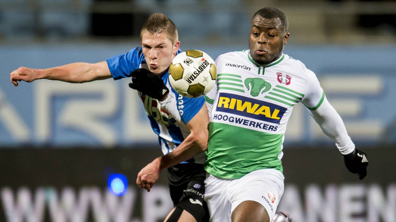 Jinty Caenepeel (FC Eindhoven, l.) in duel met Dordtenaar Daniel Gravenberch (Foto: VI-Images)