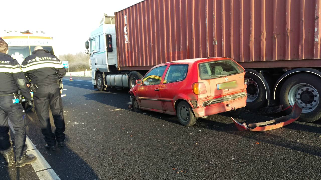 Auto schuift onder vrachtwagen A73. (foto: SK-Media)