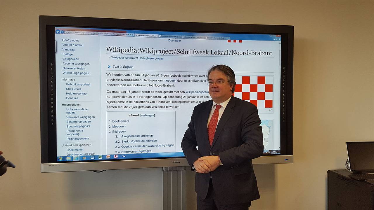 Commissaris van de Koning Van de Donk bij eerste schrijfdag (foto: Wikimedia Commons)