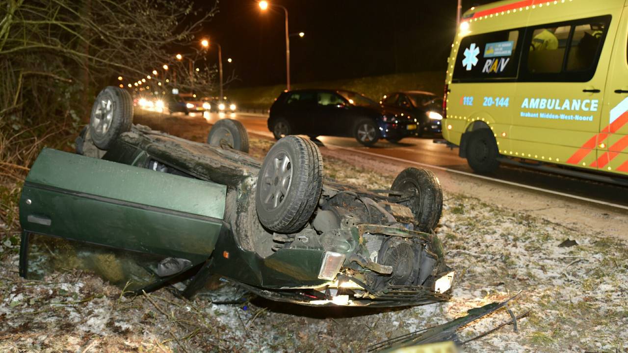De man moest naar het ziekenhuis (foto: JV-Media/Jules Vorselaars)