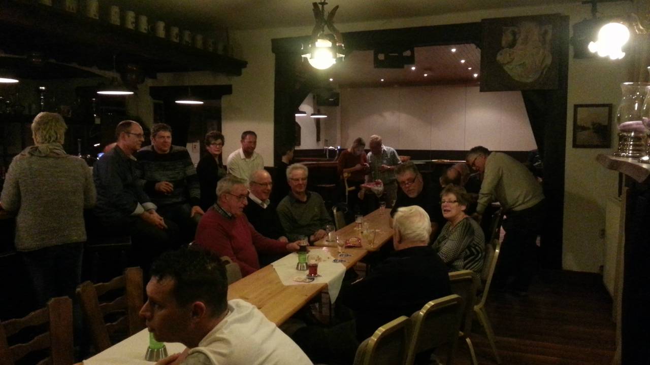 In restaurant De Zandpoort worden de varkenskoppen geveild tijdens de jaarlijkse Kupkesmert