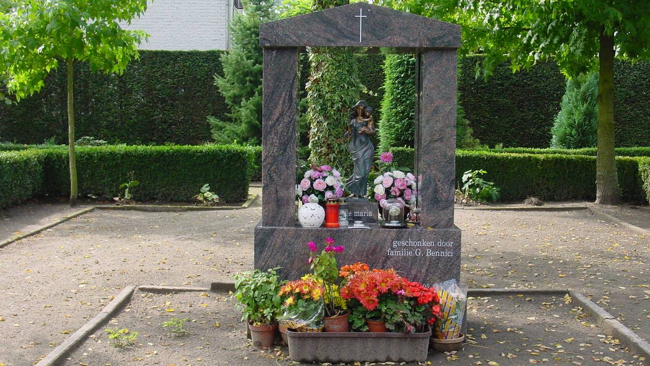 Het beeld 'Maria met Kind' op de begraafplaats in Oisterwijk.