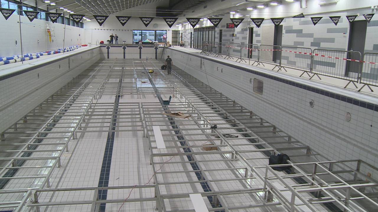 Zwembad leeg gepompt voor wetenschappelijke renovatie.