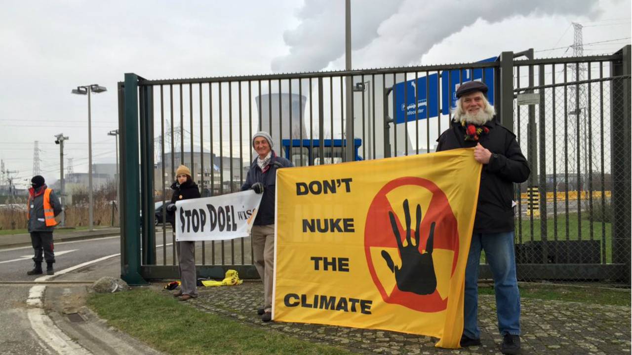 Enkele demonstranten stonden al vroeg voor de poort van de kerncentrale in Doel.